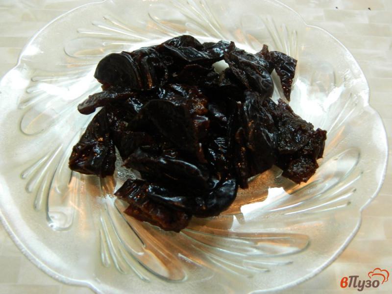 Фото приготовление рецепта: Салат из пекинской капусты с черносливом шаг №4