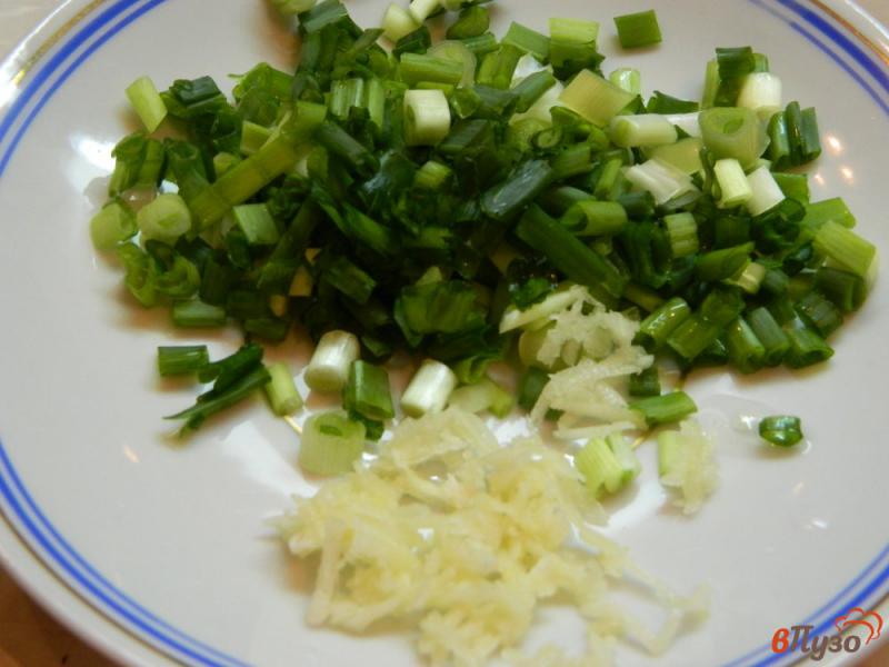 Фото приготовление рецепта: Салат из пекинской капусты с черносливом шаг №5