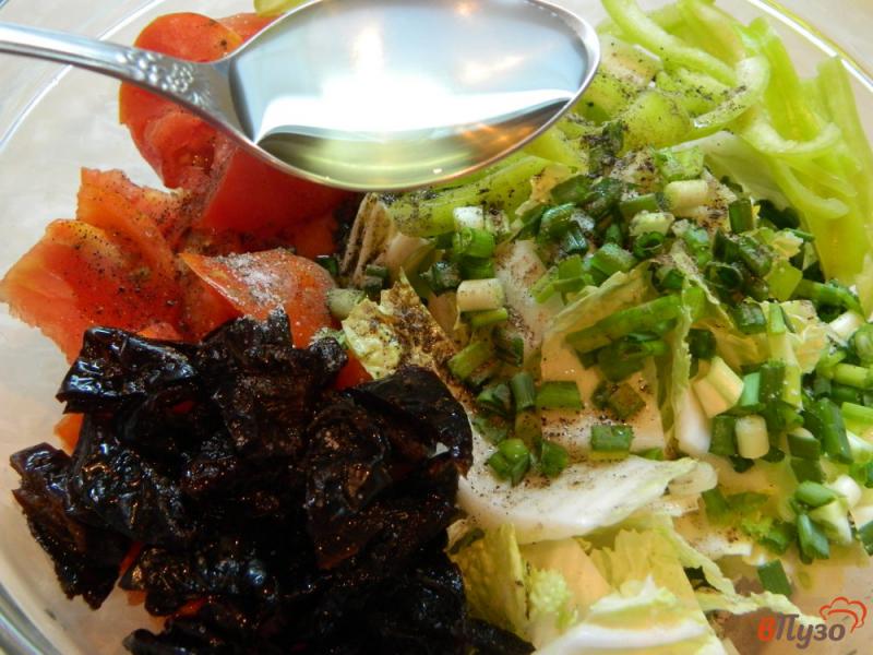 Фото приготовление рецепта: Салат из пекинской капусты с черносливом шаг №6