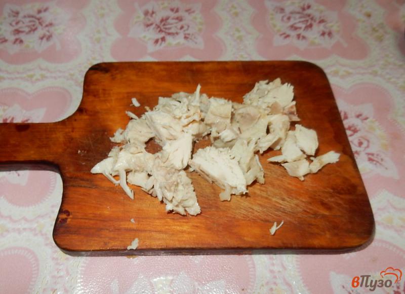 Фото приготовление рецепта: Открытый пирог с курицей и черри шаг №3
