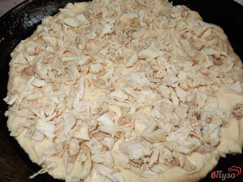 Фото приготовление рецепта: Открытый пирог с курицей и черри шаг №6