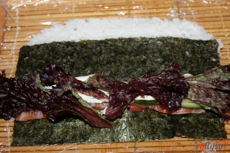Фото приготовление рецепта: Ролли с лососем в огурце шаг №4