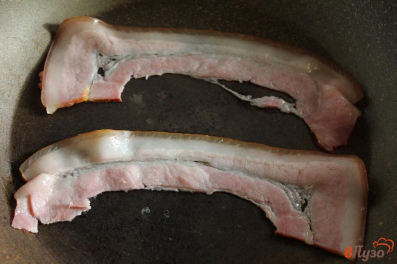 Фото приготовление рецепта: Клубный сэндвич с жареным беконом шаг №3