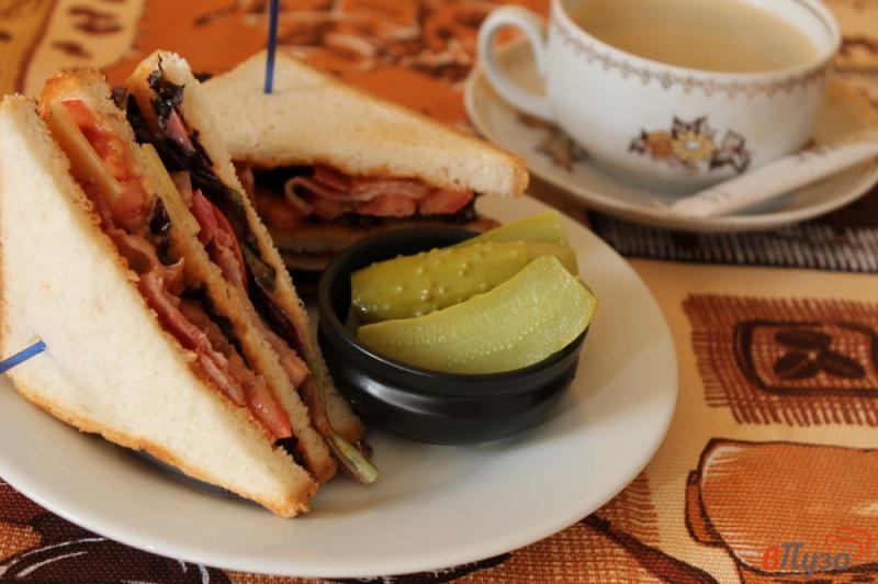 Фото приготовление рецепта: Клубный сэндвич с жареным беконом шаг №6