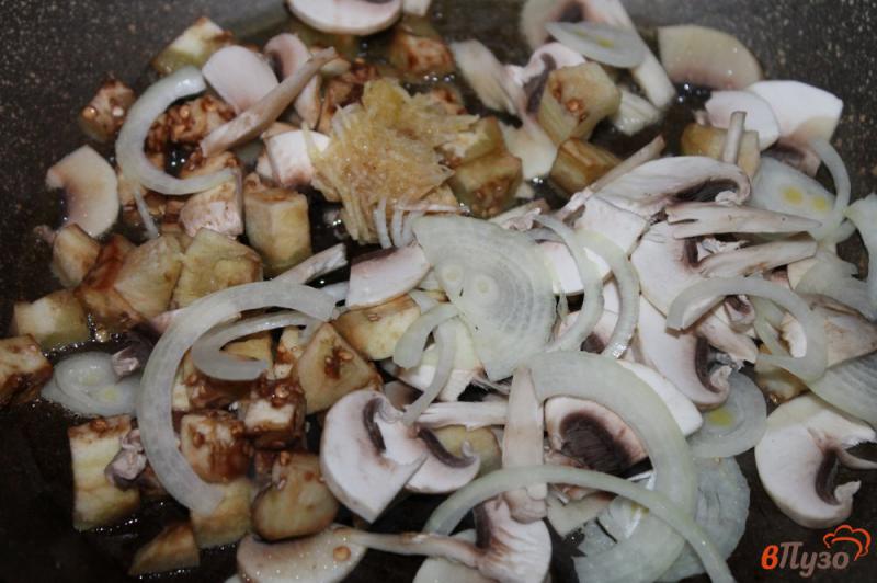 Фото приготовление рецепта: Макароны с баклажаном и грибами шаг №3