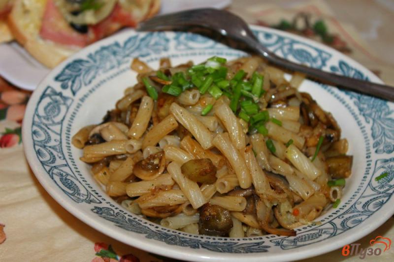 Фото приготовление рецепта: Макароны с баклажаном и грибами шаг №5
