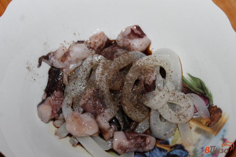 Фото приготовление рецепта: Салат с кальмарами и осьминогами шаг №2