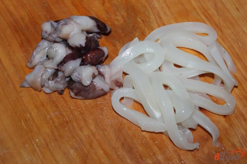Фото приготовление рецепта: Салат с кальмарами и осьминогами шаг №1