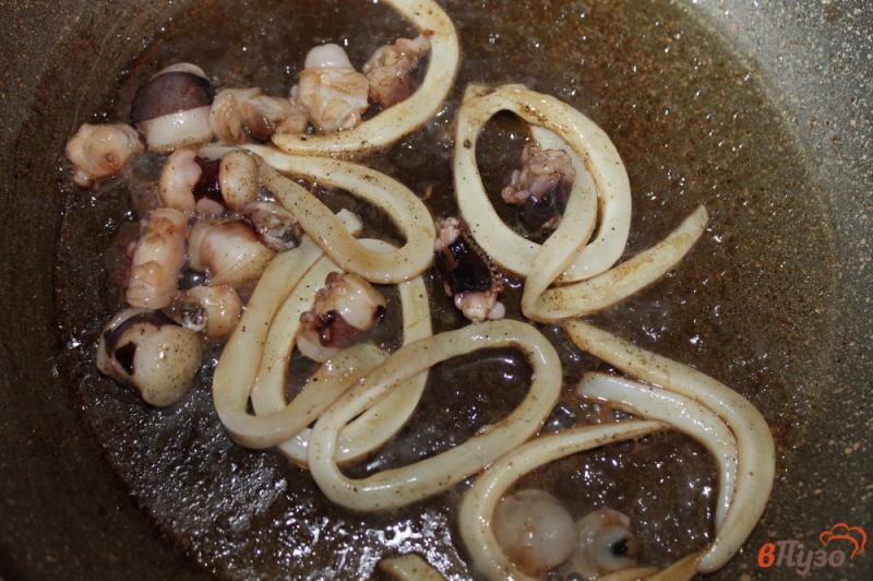 Фото приготовление рецепта: Салат с кальмарами и осьминогами шаг №3