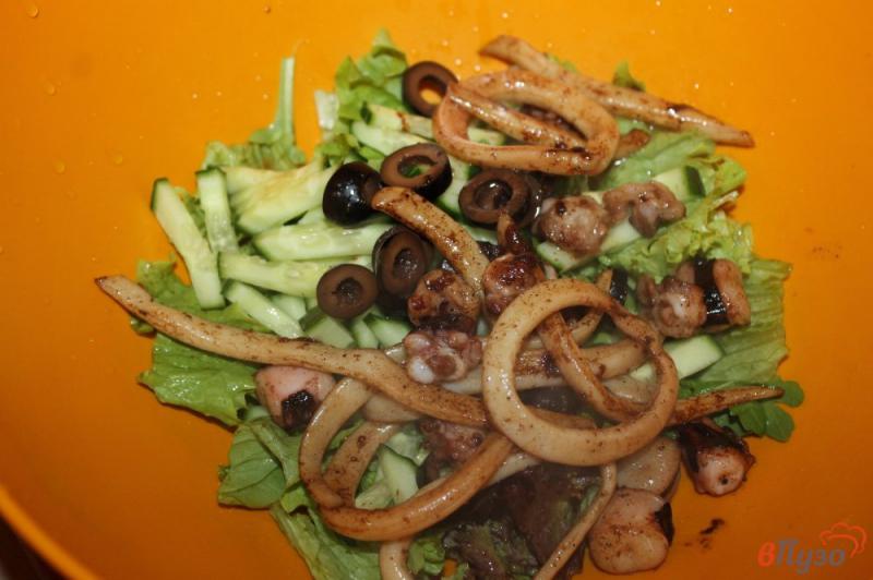 Фото приготовление рецепта: Салат с кальмарами и осьминогами шаг №6