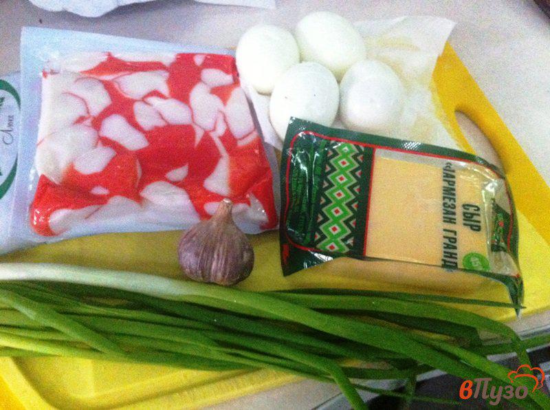 Фото приготовление рецепта: Сырный салат с крабовым мясом шаг №1