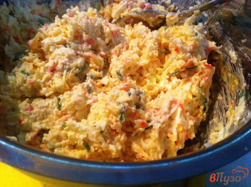 Фото приготовление рецепта: Сырный салат с крабовым мясом шаг №4