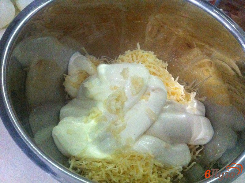 Фото приготовление рецепта: Сырный салат с крабовым мясом шаг №2