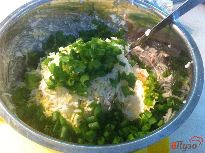 Фото приготовление рецепта: Сырный салат с крабовым мясом шаг №3