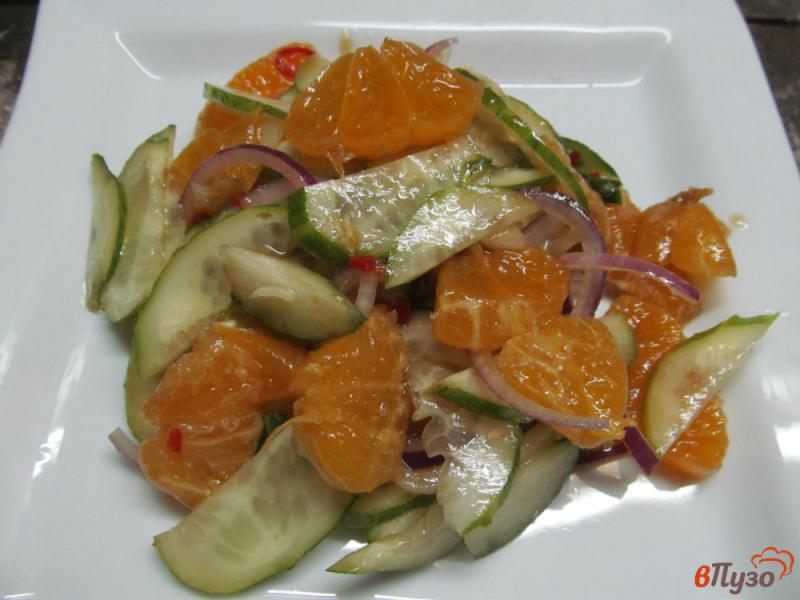Фото приготовление рецепта: Салат из огурца с мандарином шаг №4