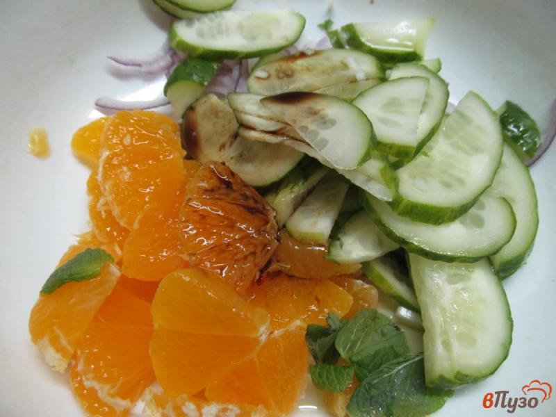 Фото приготовление рецепта: Салат из огурца с мандарином шаг №3