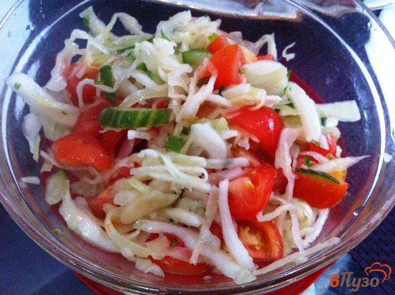Фото приготовление рецепта: Салат из свежей капусты и овощей шаг №3