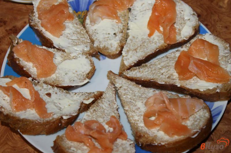 Фото приготовление рецепта: Бутерброды с семгой, огурцом и сыром шаг №3