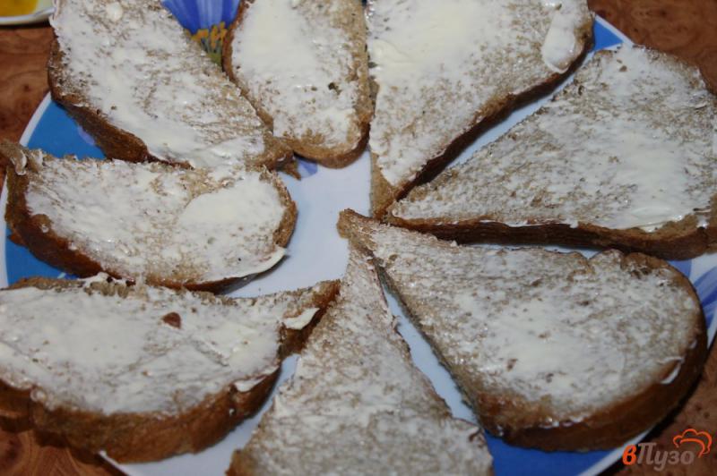 Фото приготовление рецепта: Бутерброды с семгой, огурцом и сыром шаг №2