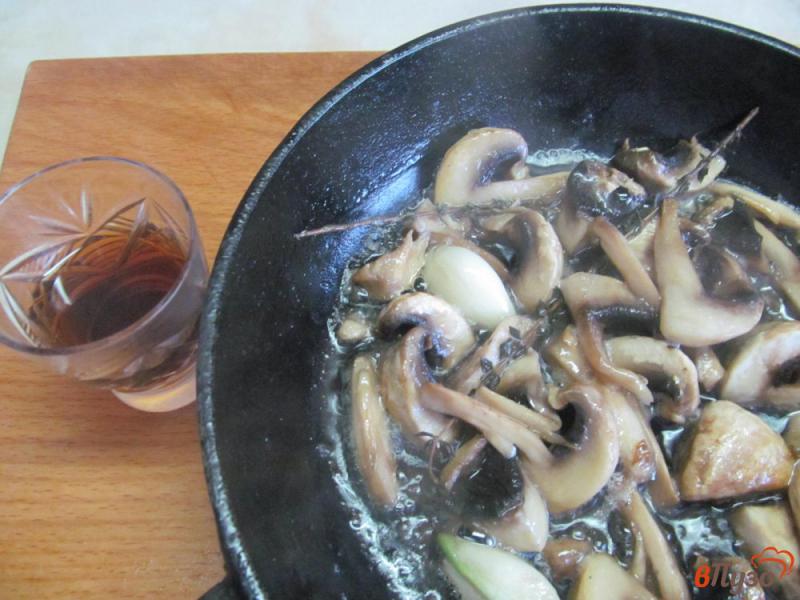Фото приготовление рецепта: Омлет с грибами шаг №2