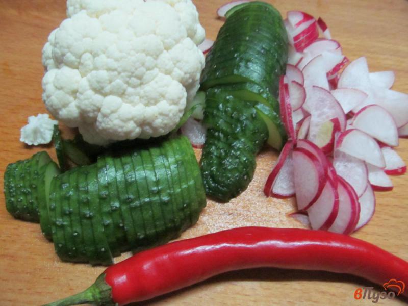 Фото приготовление рецепта: Салат из цветной капусты с огурцом и редиской шаг №1