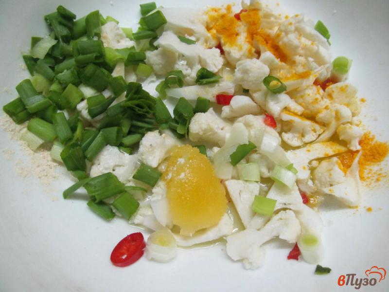 Фото приготовление рецепта: Салат из цветной капусты с огурцом и редиской шаг №2