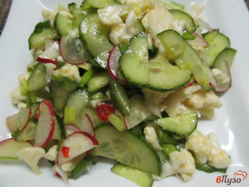 Фото приготовление рецепта: Салат из цветной капусты с огурцом и редиской шаг №3