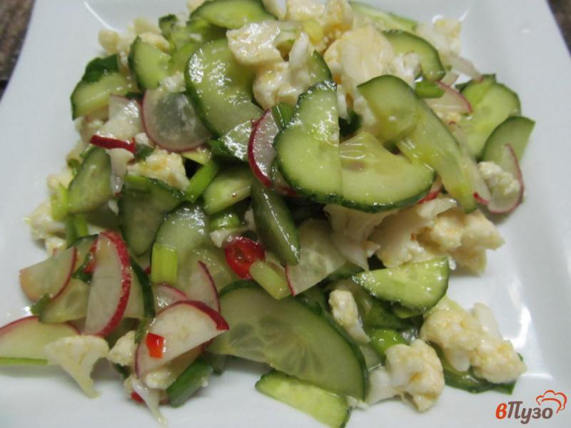 Фото приготовление рецепта: Салат из цветной капусты с огурцом и редиской шаг №4