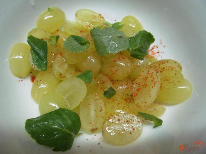 Фото приготовление рецепта: Салат с сыром и виноградом шаг №2