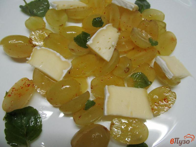 Фото приготовление рецепта: Салат с сыром и виноградом шаг №6