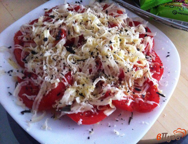 Фото приготовление рецепта: Салат из помидор и сыром моцарелла шаг №3