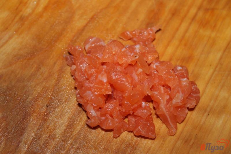 Фото приготовление рецепта: Гункан - суши с лососем и кунжутом шаг №3