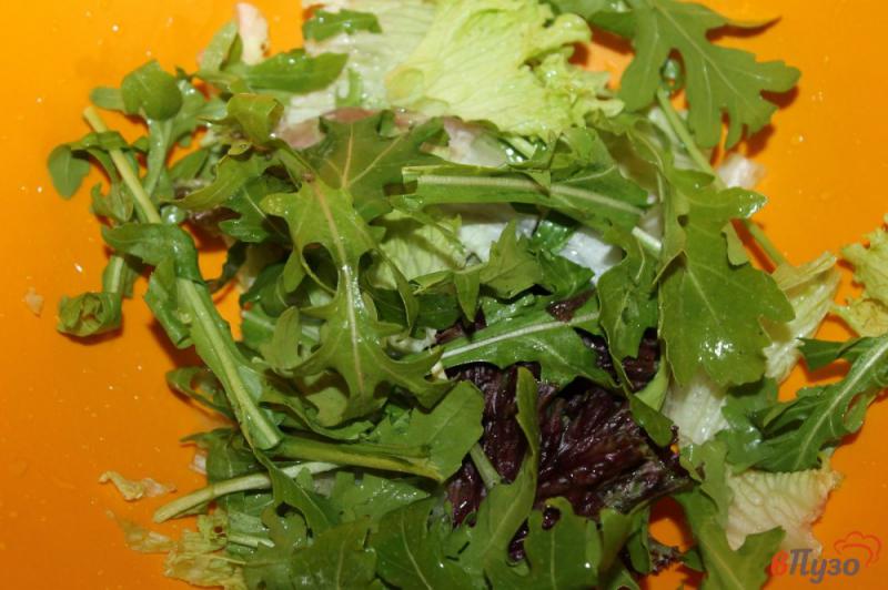 Фото приготовление рецепта: Салат с беконом, маслинами и сыром шаг №1