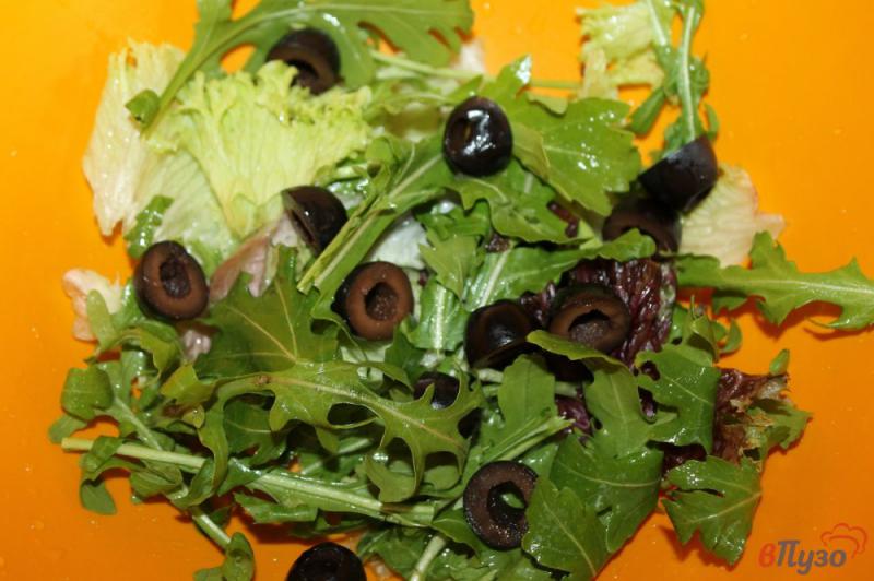 Фото приготовление рецепта: Салат с беконом, маслинами и сыром шаг №3