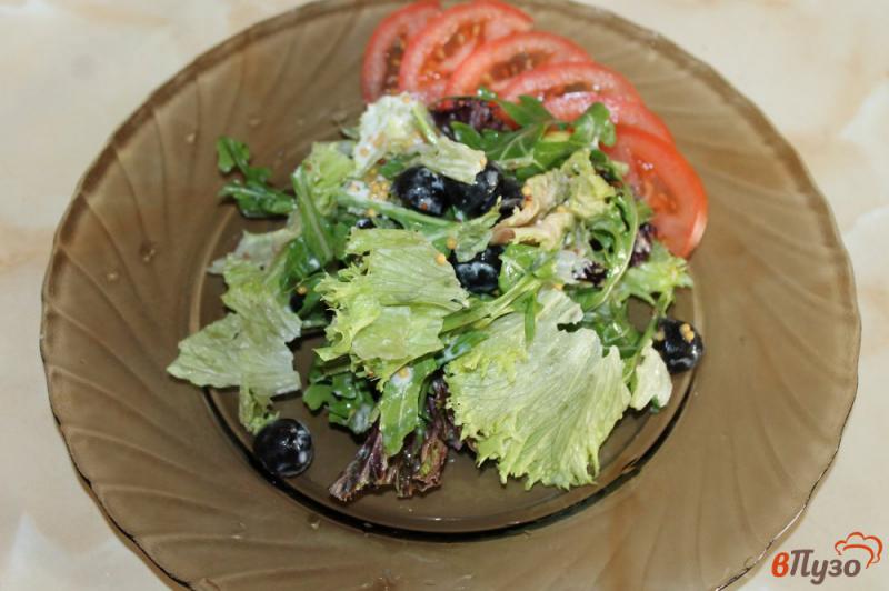 Фото приготовление рецепта: Салат с беконом, маслинами и сыром шаг №4