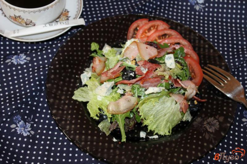 Фото приготовление рецепта: Салат с беконом, маслинами и сыром шаг №6