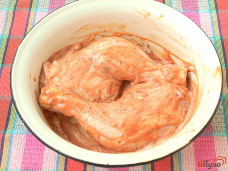 Фото приготовление рецепта: Куриные окорочка в томатно-сметанном соусе шаг №3