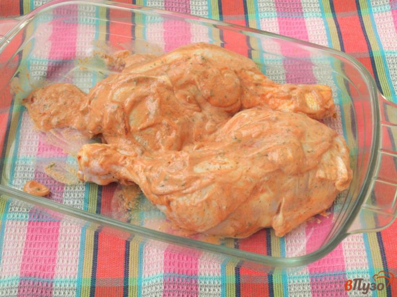 Фото приготовление рецепта: Куриные окорочка в томатно-сметанном соусе шаг №4