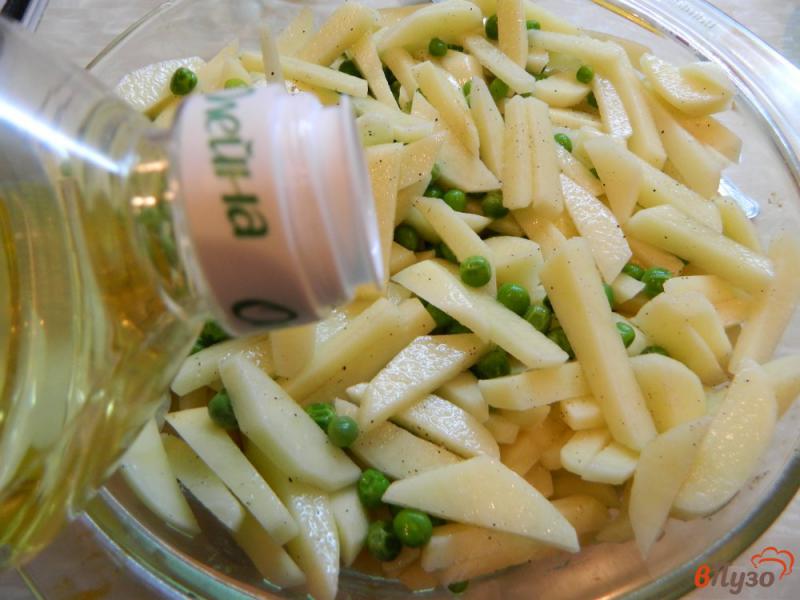 Фото приготовление рецепта: Запеканка из картофеля с зеленым горошком шаг №3