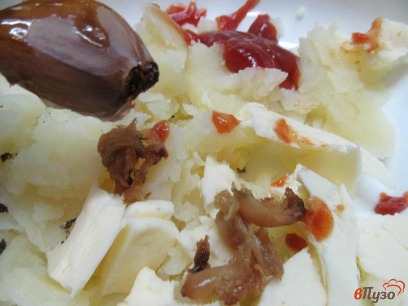 Фото приготовление рецепта: Картофель фаршированный моцареллой и печеным чесноком шаг №4