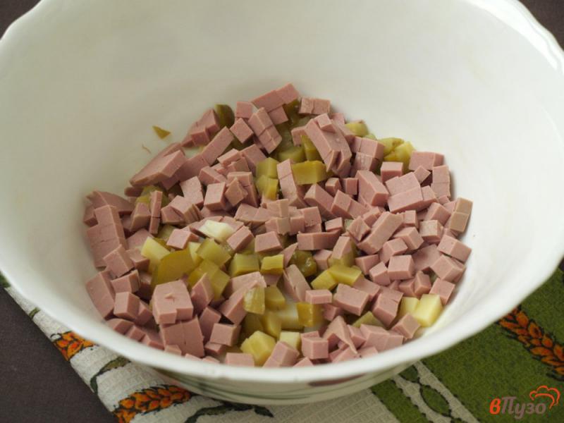 Фото приготовление рецепта: Салат с колбасой, дайконом и маринованным луком шаг №1