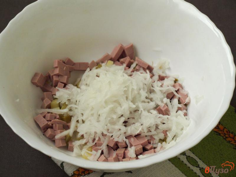Фото приготовление рецепта: Салат с колбасой, дайконом и маринованным луком шаг №2