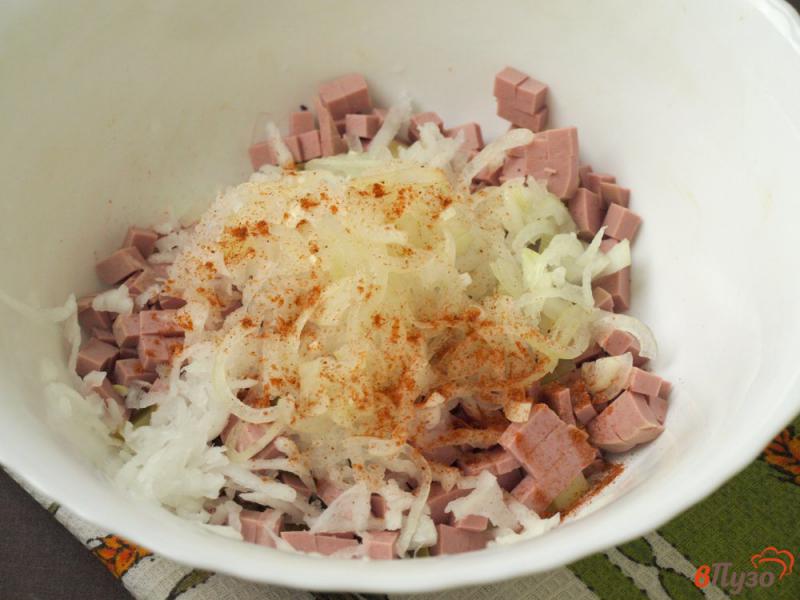 Фото приготовление рецепта: Салат с колбасой, дайконом и маринованным луком шаг №3