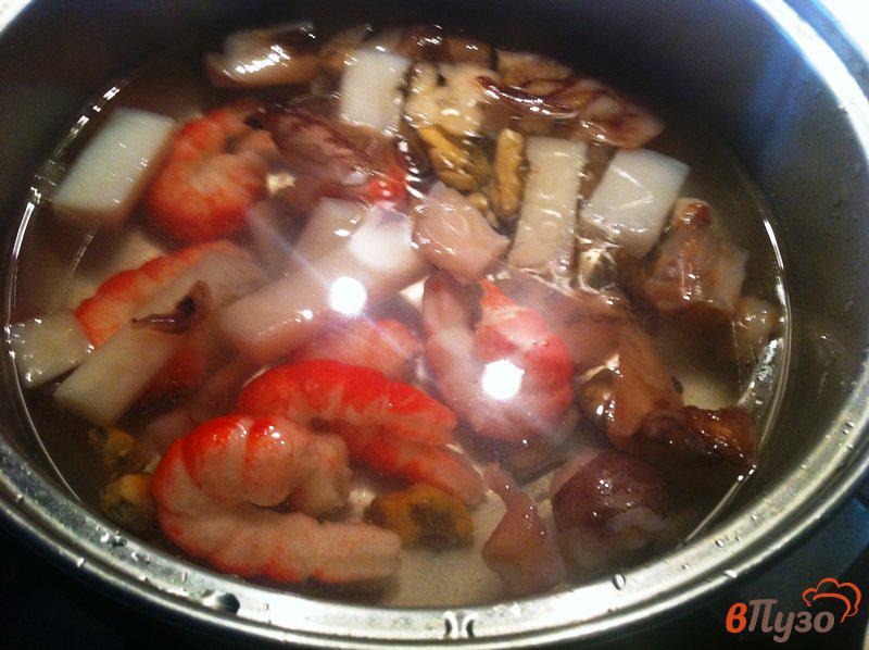 Фото приготовление рецепта: Паста тальятелле с морепродуктами шаг №2