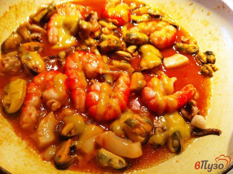 Фото приготовление рецепта: Паста тальятелле с морепродуктами шаг №5