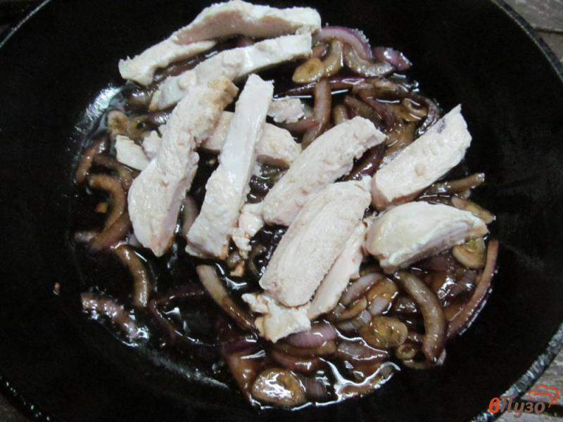 Фото приготовление рецепта: Куриная грудка в карамели по китайски шаг №5