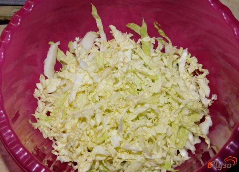 Фото приготовление рецепта: Салат с пекинской капустой и горошком шаг №1