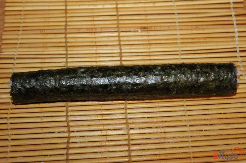 Фото приготовление рецепта: Суши с мидиями и кальмаром шаг №5