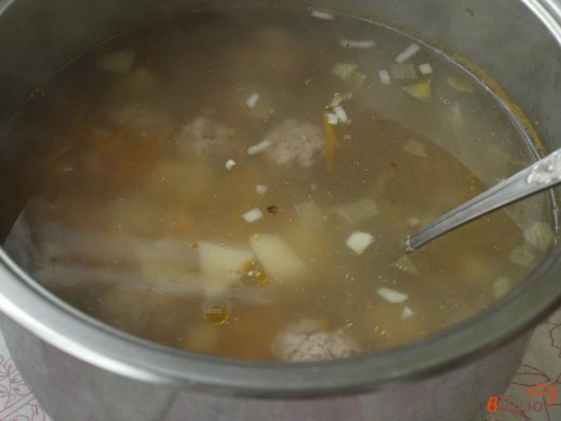 Фото приготовление рецепта: Гречневый суп с фрикадельками шаг №5
