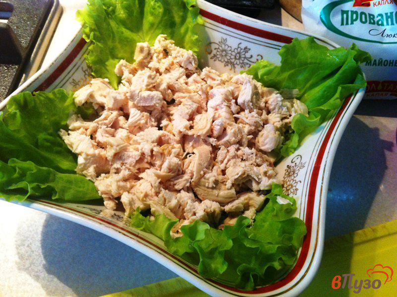 Фото приготовление рецепта: Слоеный салат из куриного филе с черносливом шаг №2